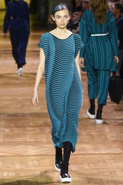 Look 15